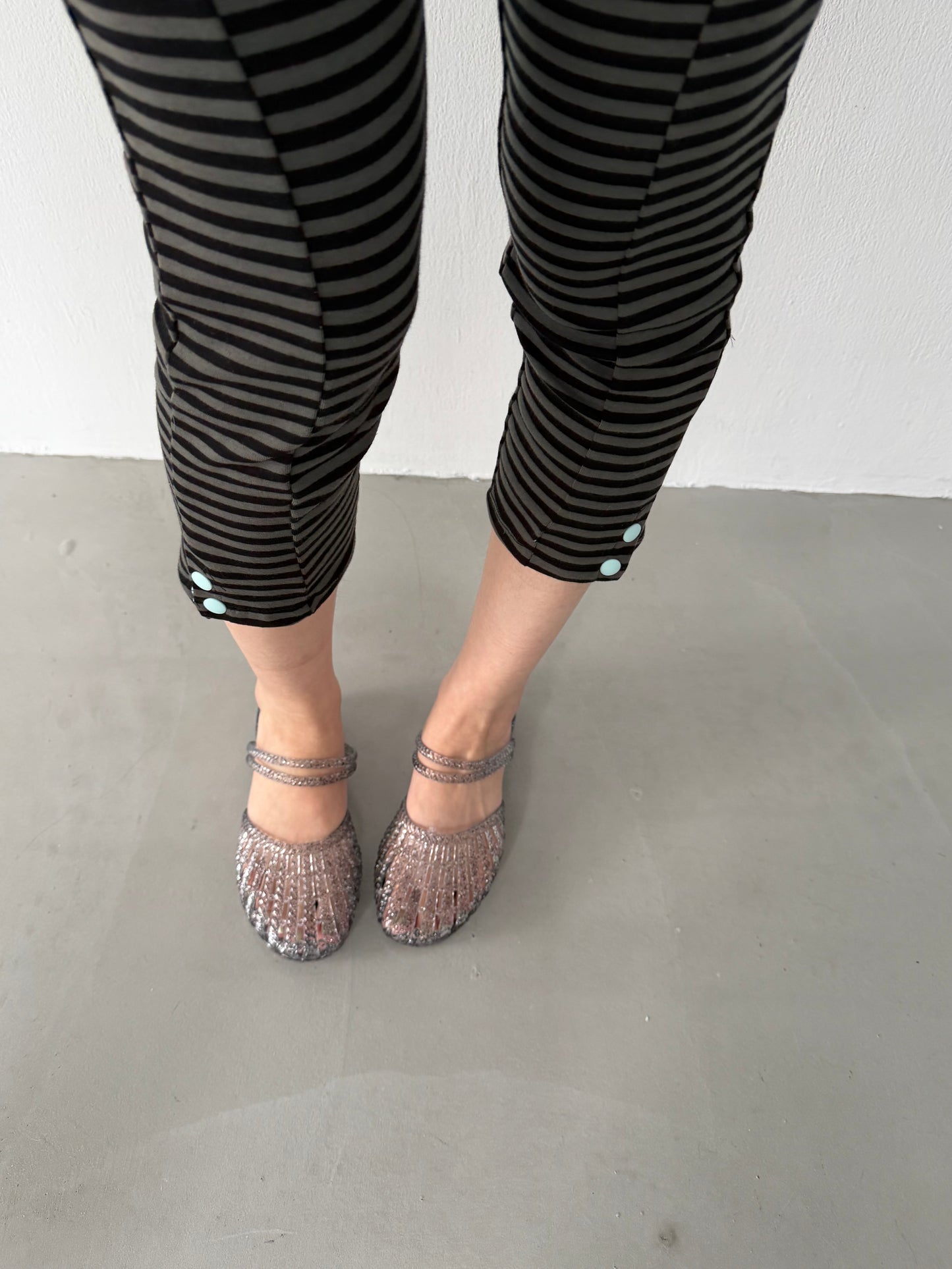 Button-up striped cropped trousers