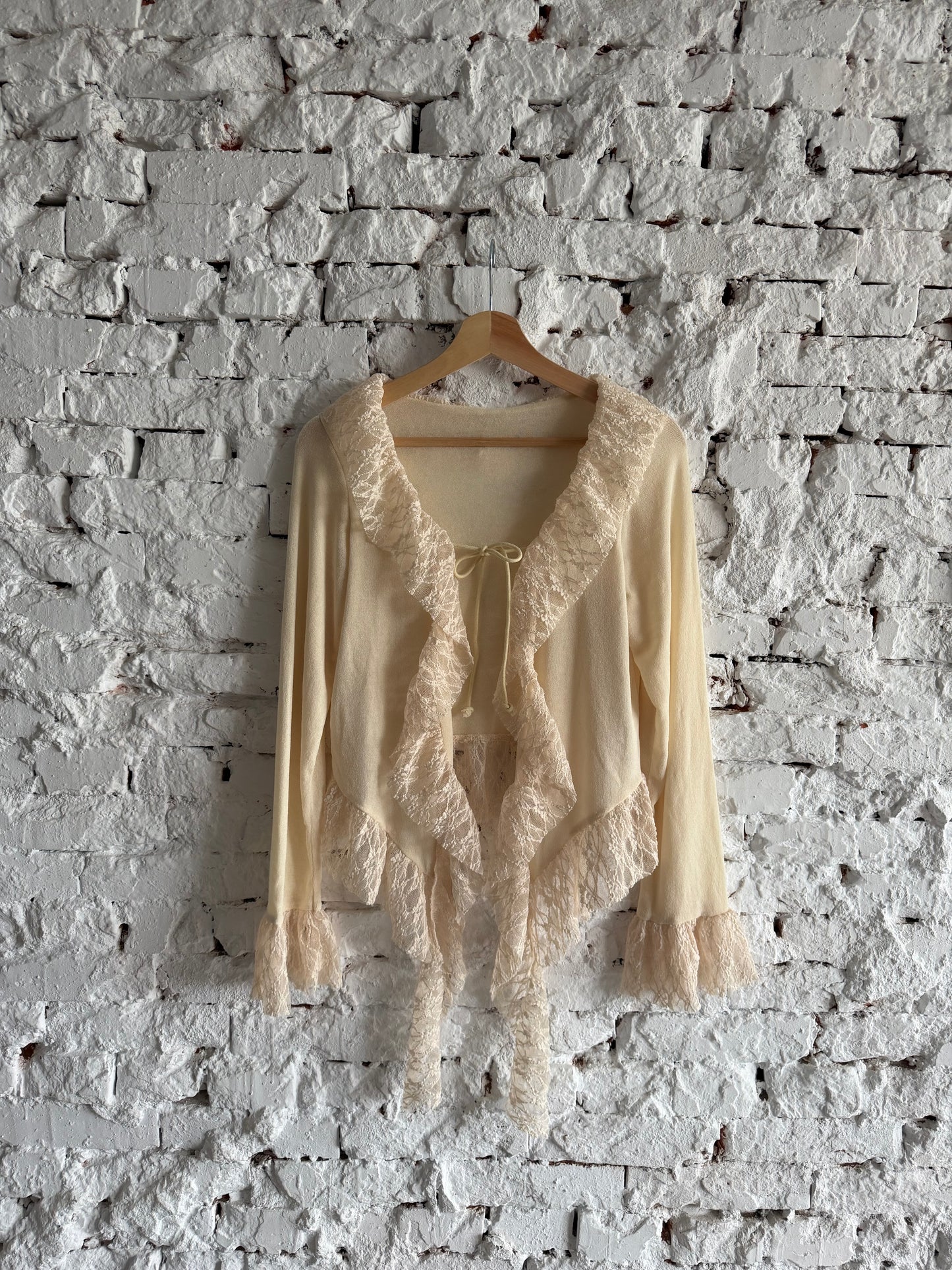 Lace-trimmed tie-up thin top