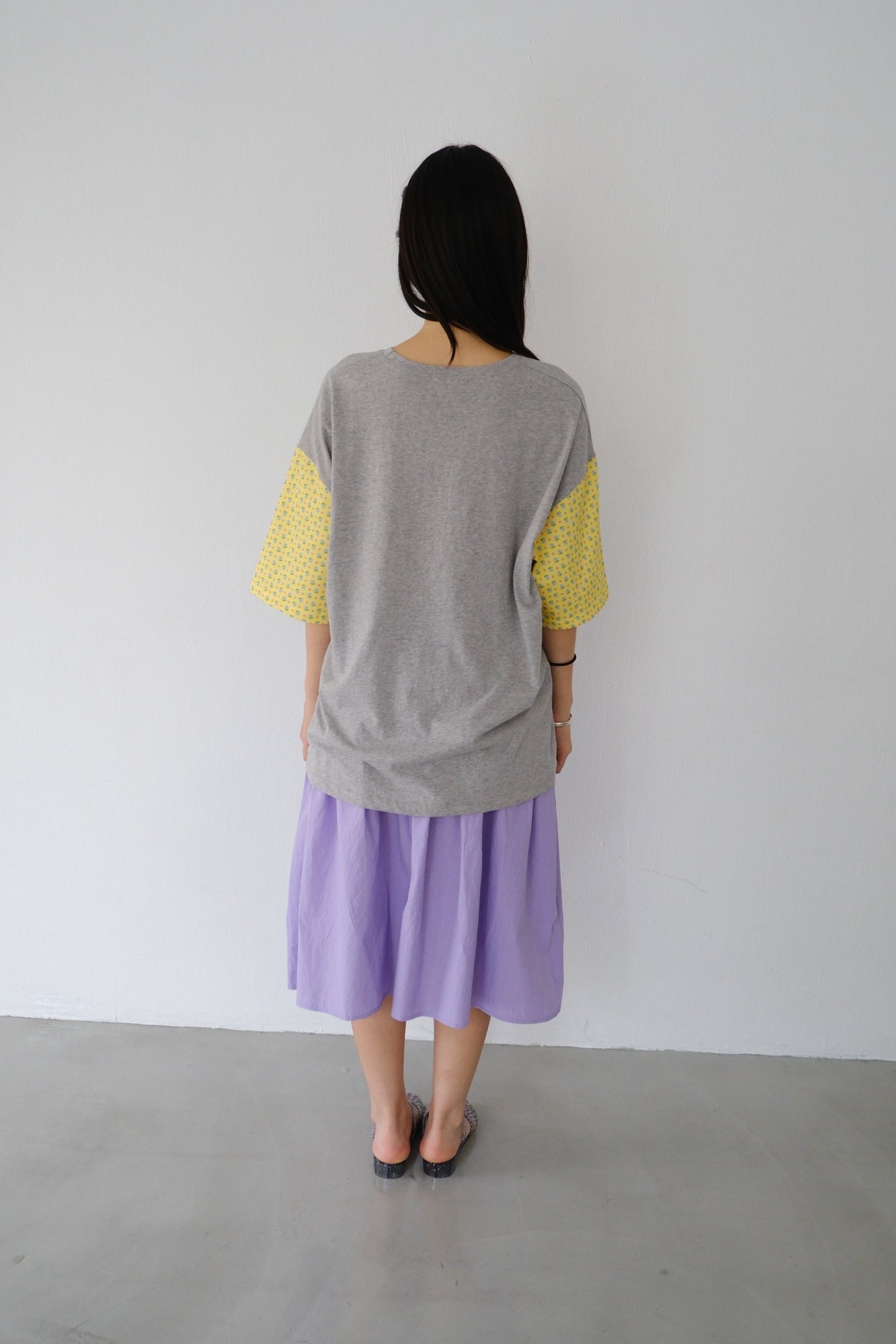 Loose-fitting floral patchwork sleeve top