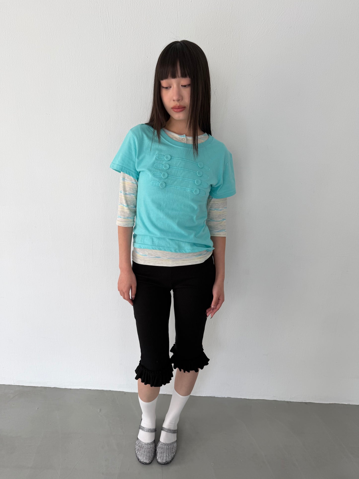 ボタンデザインの半袖トップス