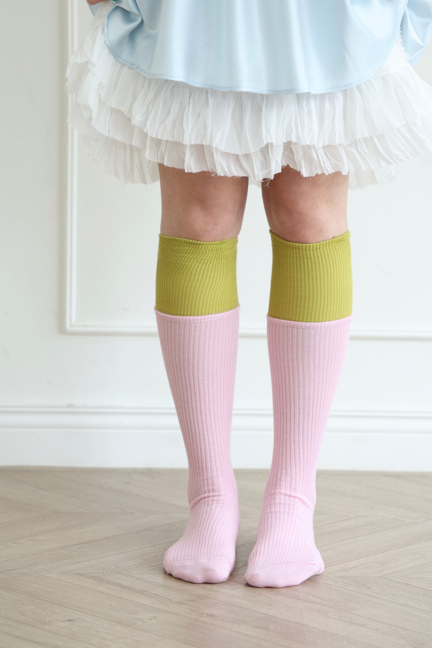 Color-blocked knee socks