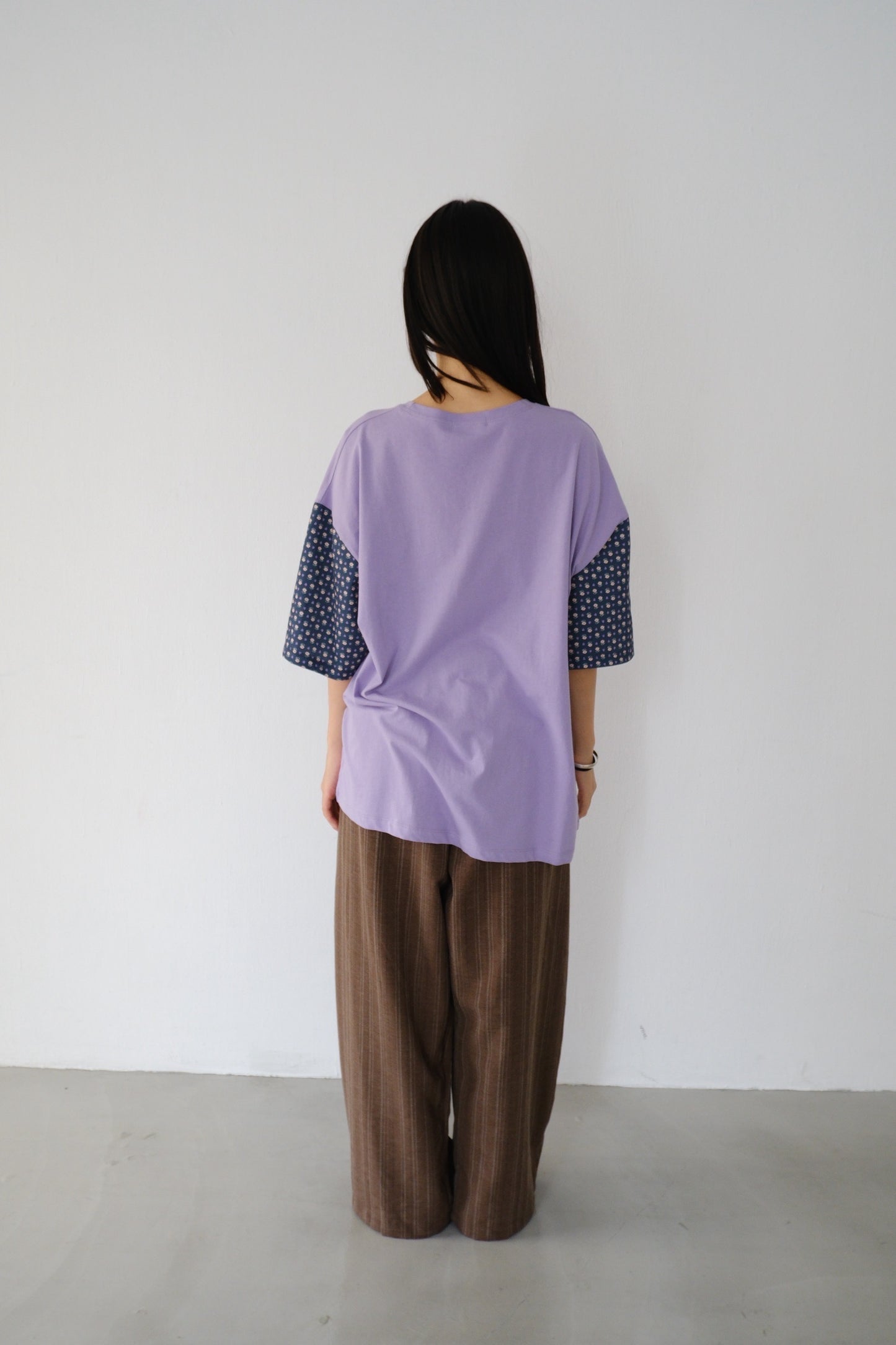 Loose-fitting floral patchwork sleeve top