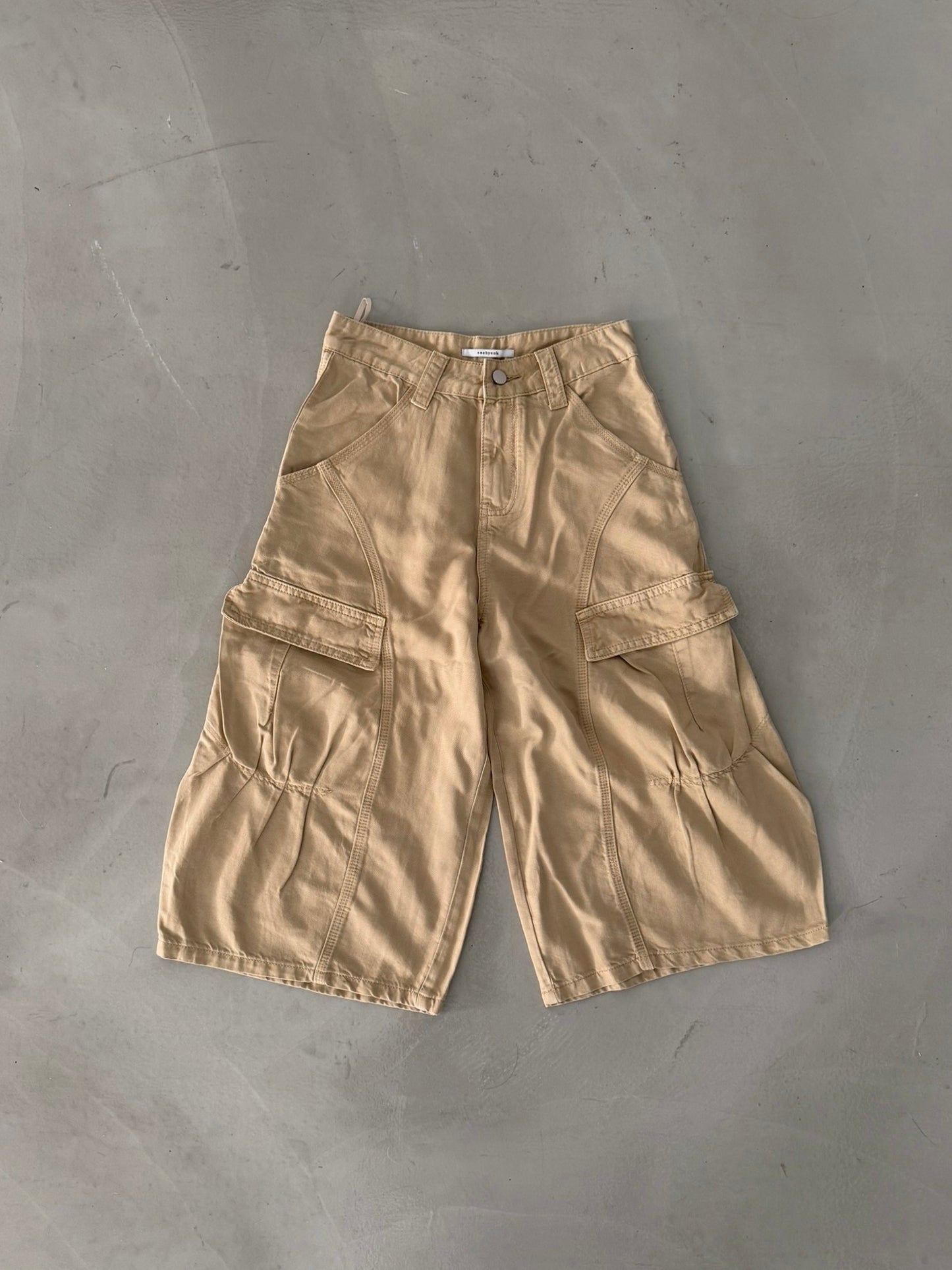 Curve Seam Capri Pants