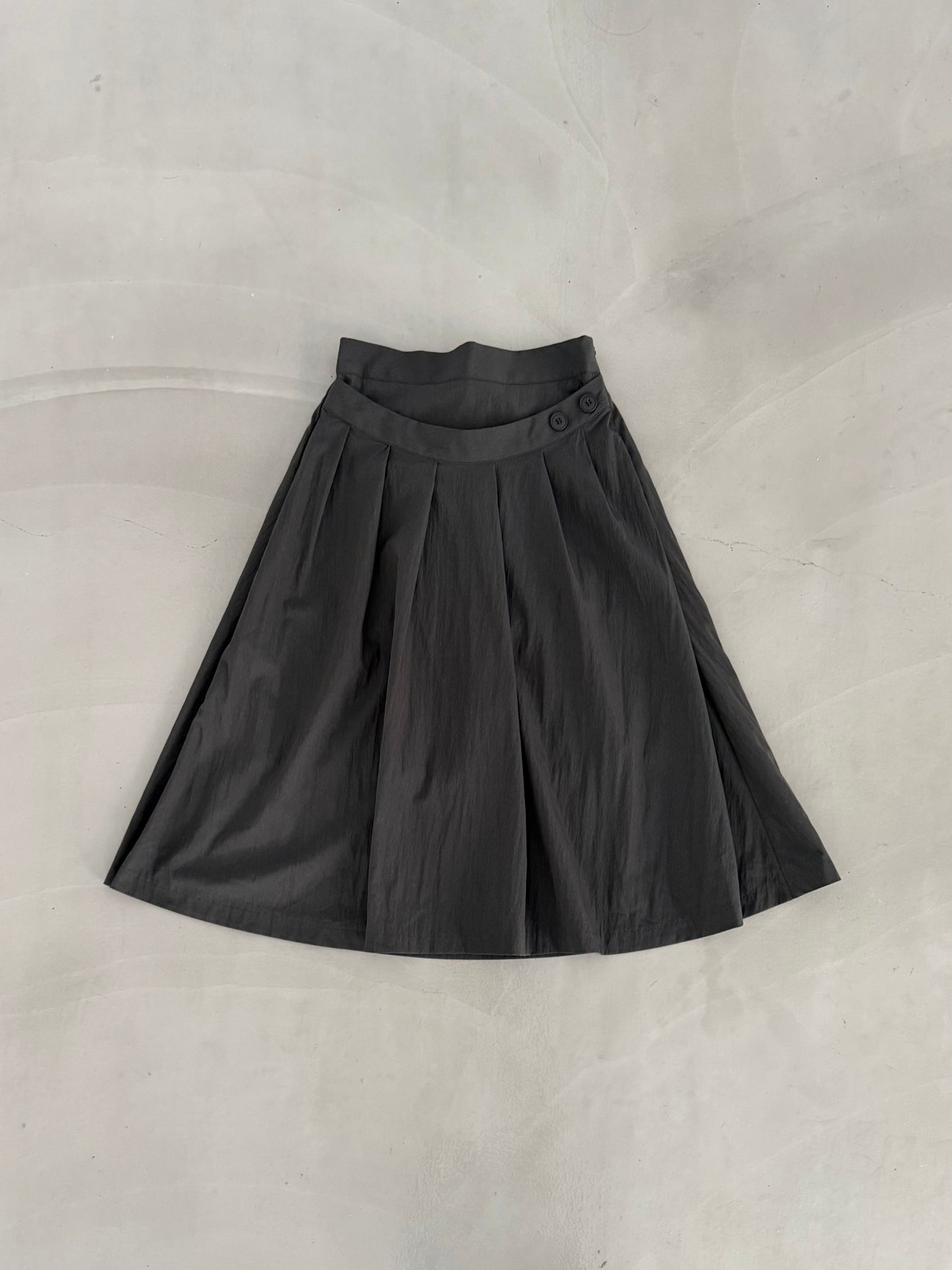 Double-layered pleated skirt with buttons