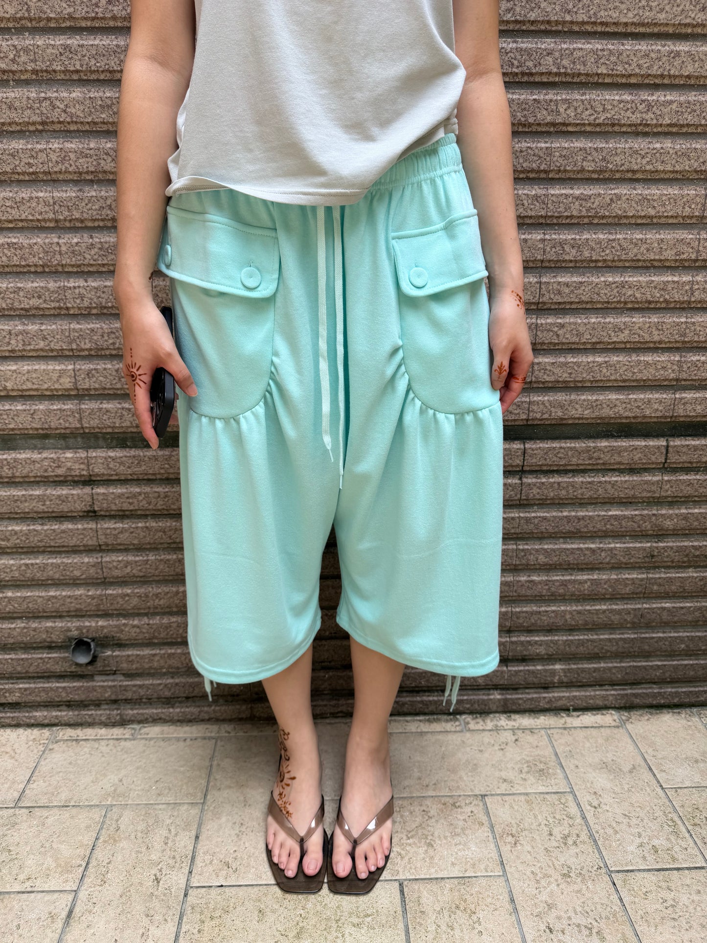 コットンワイドポケットボタンダウンクロップドトラウザー