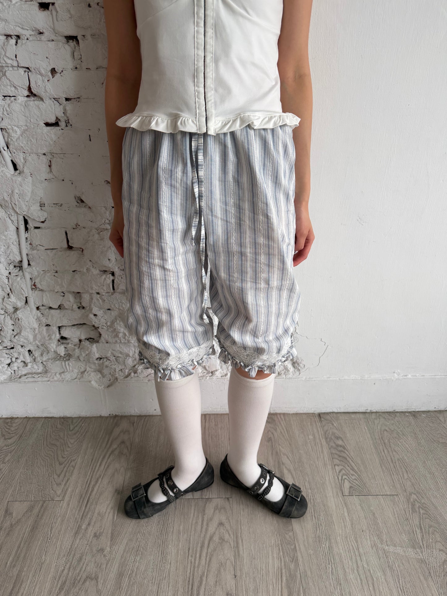 Striped lace-trimmed lantern capri pants