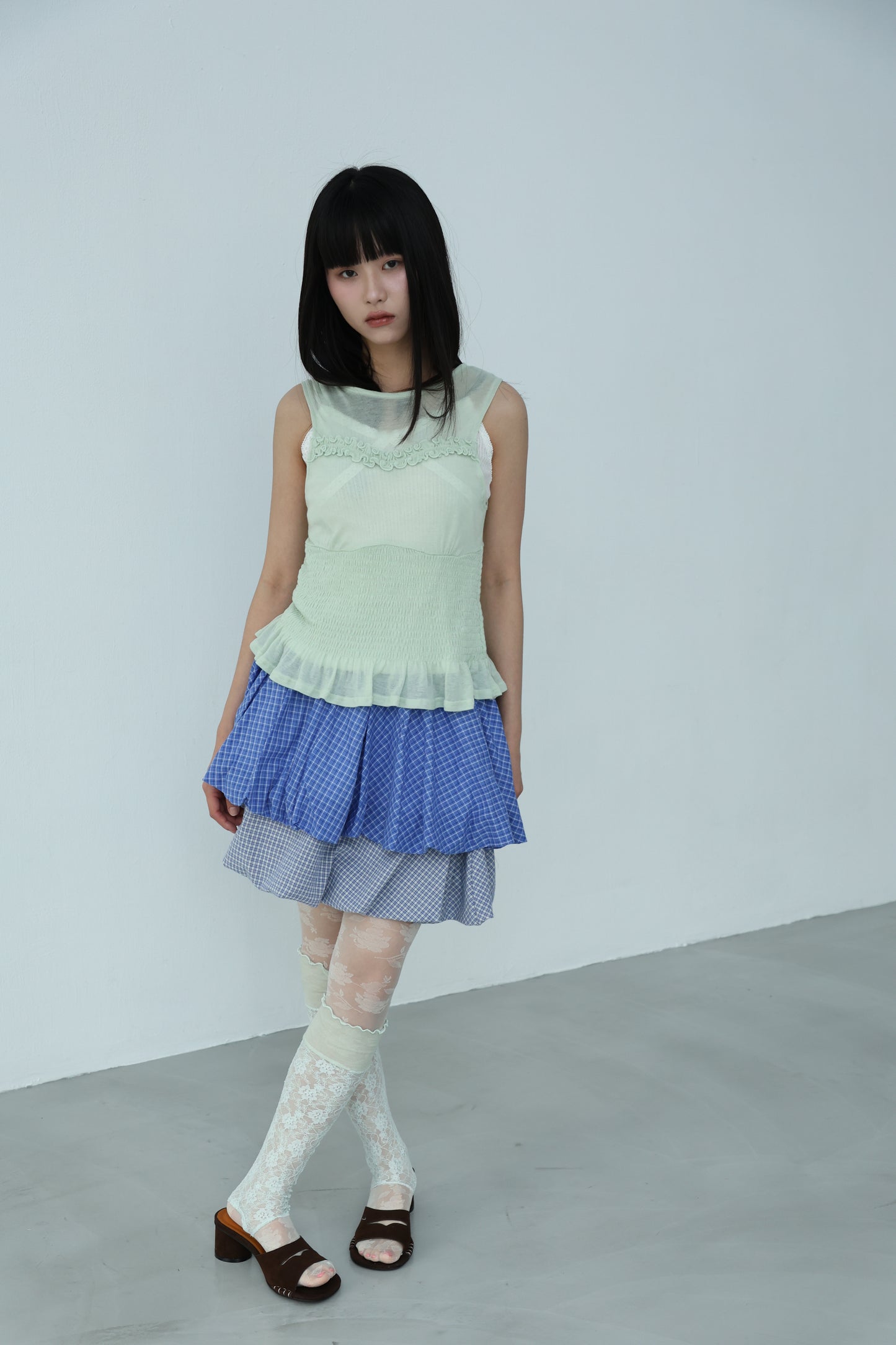 Sleeveless thin lace vest