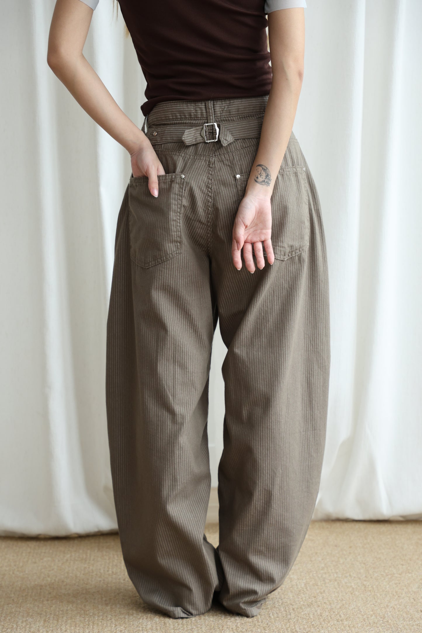 Thin straight stripe baggy pants