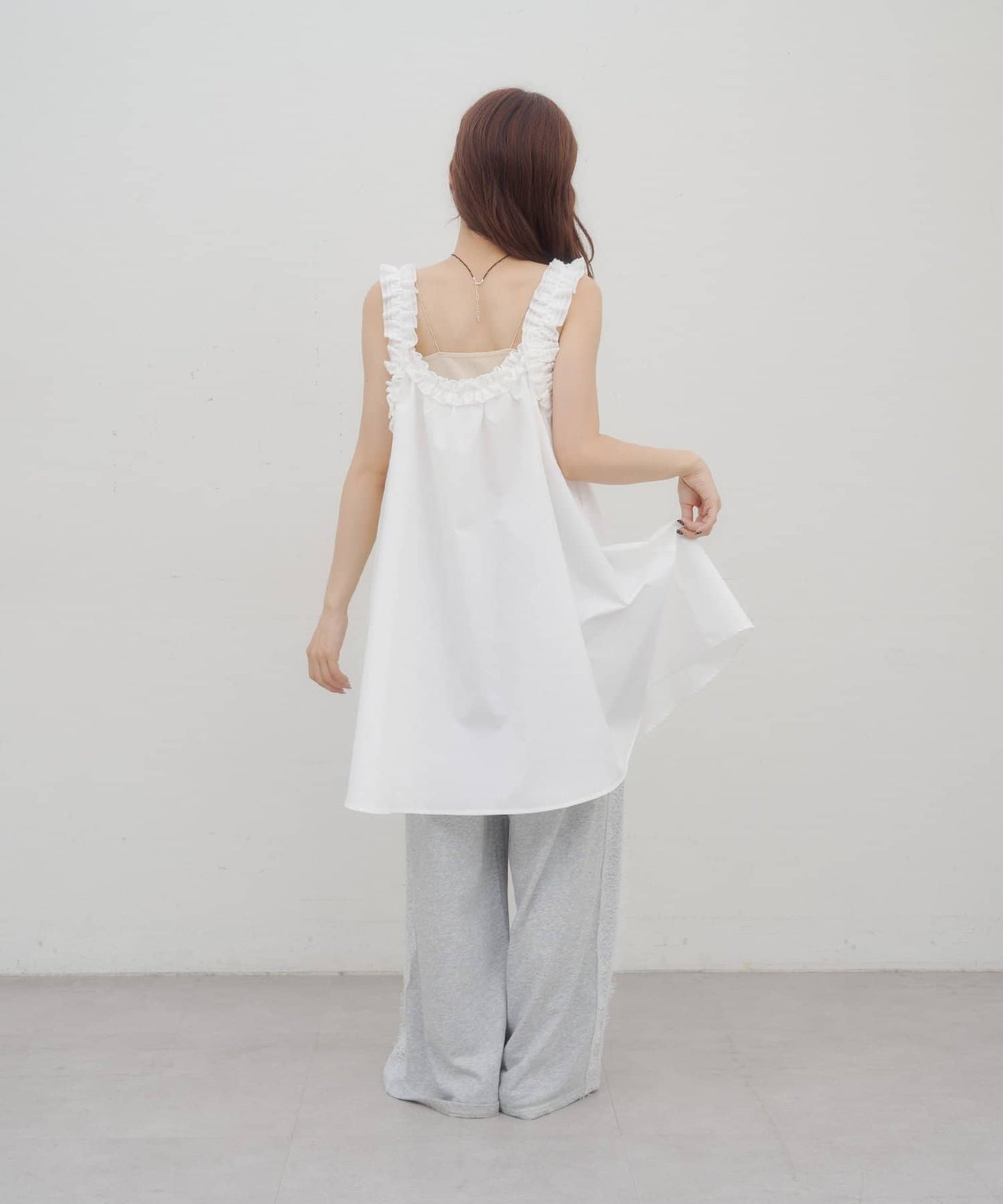 （sale 至8/23 22:00）Discoat umm奶油花邊皺皺肩帶小洋裝