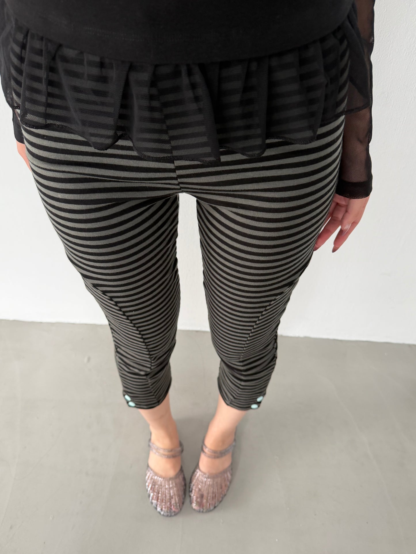 Button-up striped cropped trousers