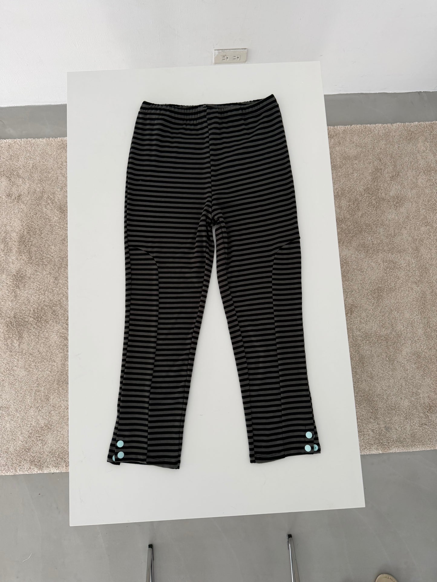 Button-up striped cropped trousers