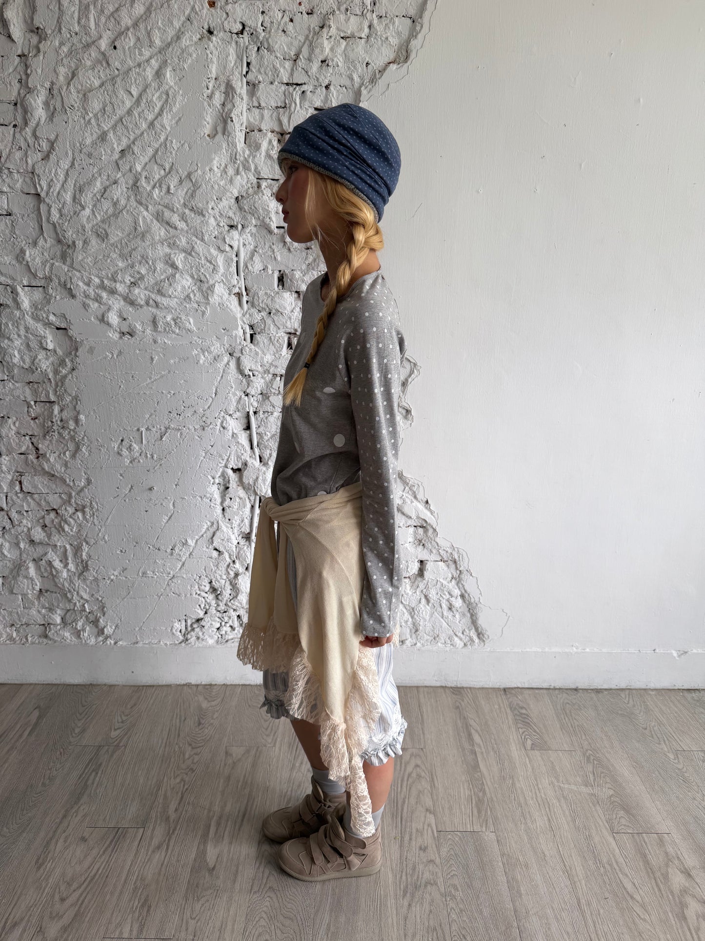 Lace-trimmed tie-up thin top