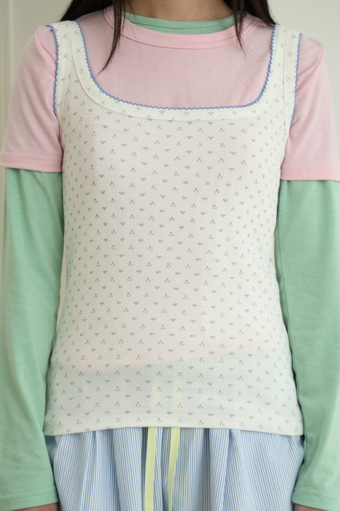 Floral lace-trimmed vest