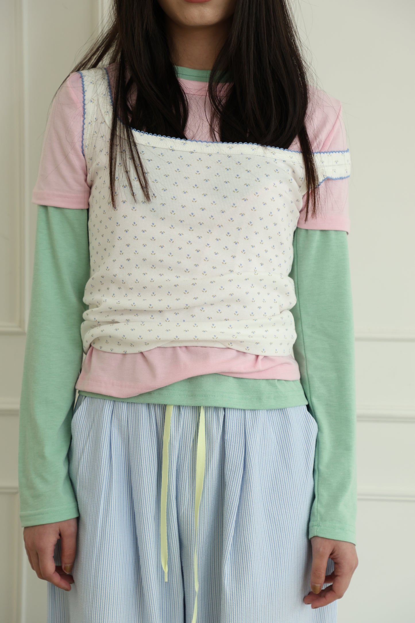 Floral lace-trimmed vest