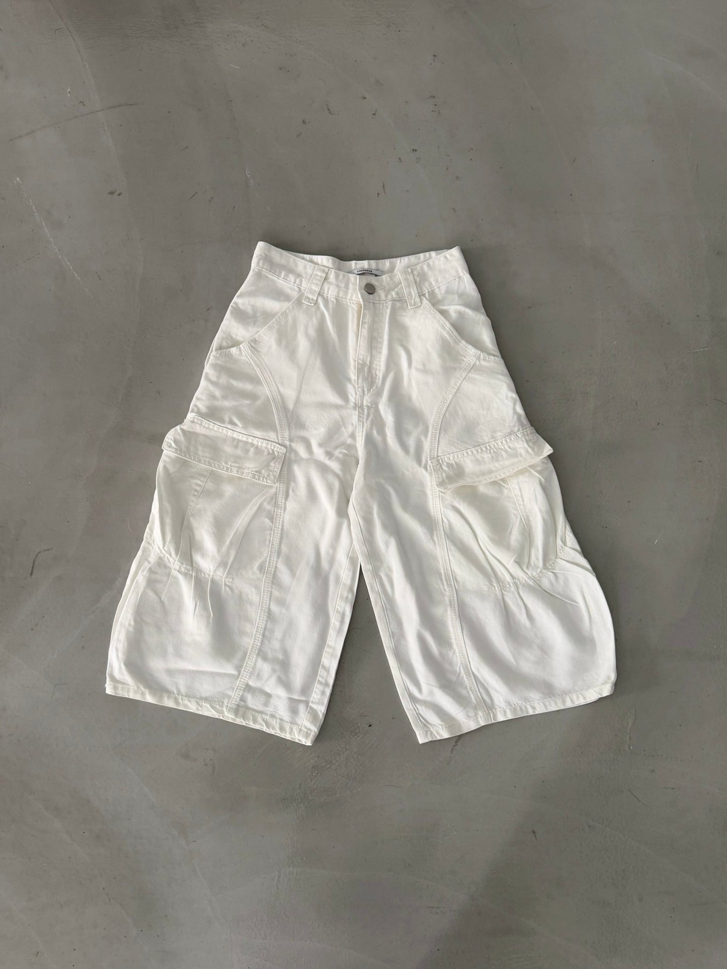 Curve Seam Capri Pants