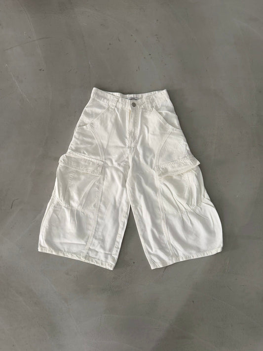 Curve Seam Capri Pants