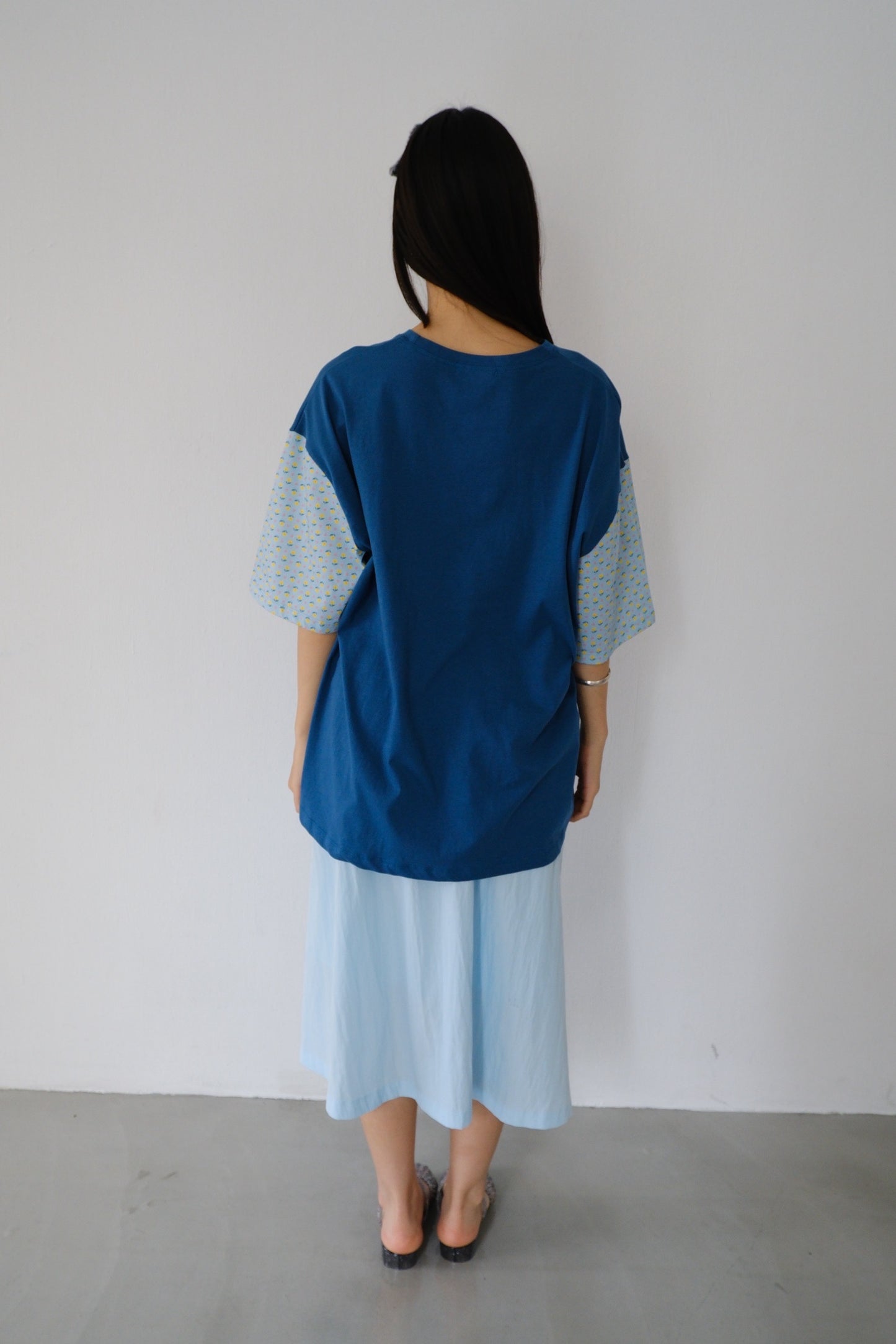 Loose-fitting floral patchwork sleeve top