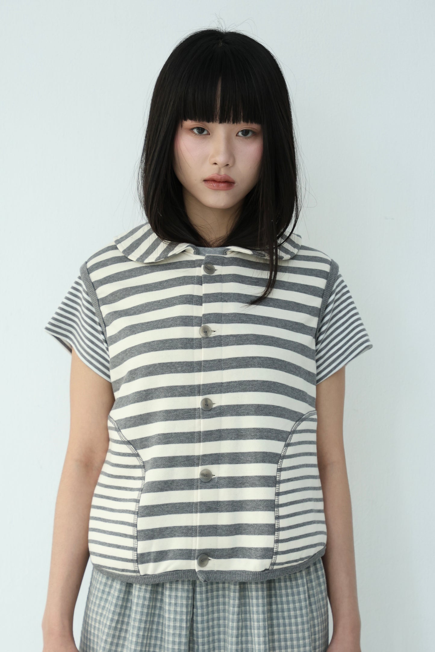 Wide-pocket sleeveless button vest