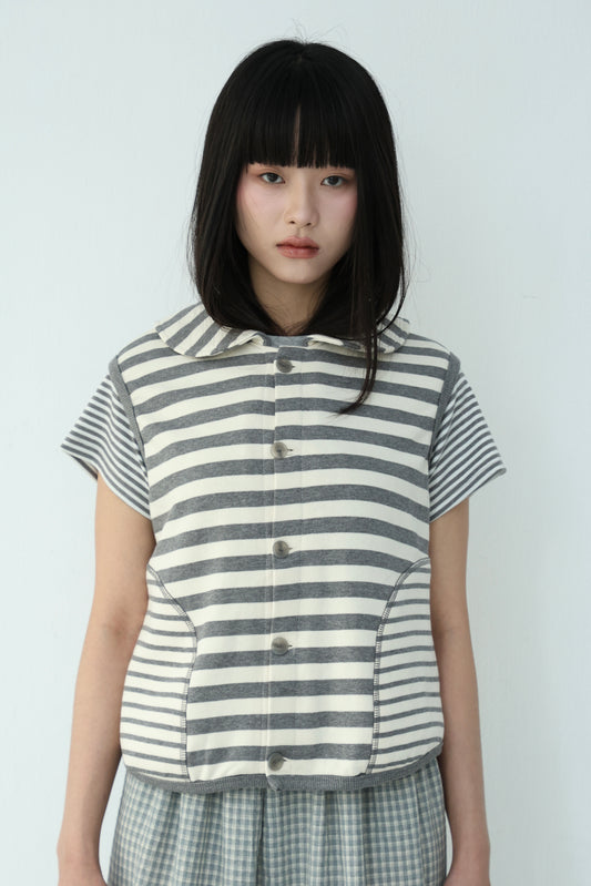 Wide-pocket sleeveless button vest