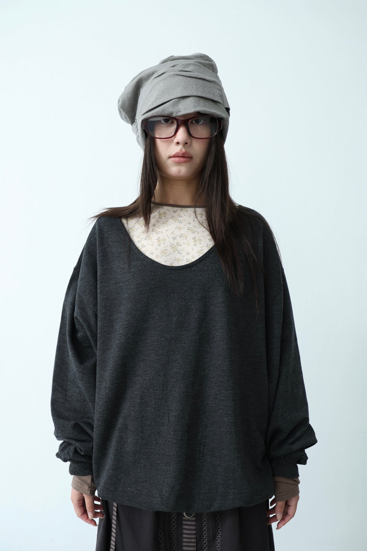 U-neck loose sweatshirt