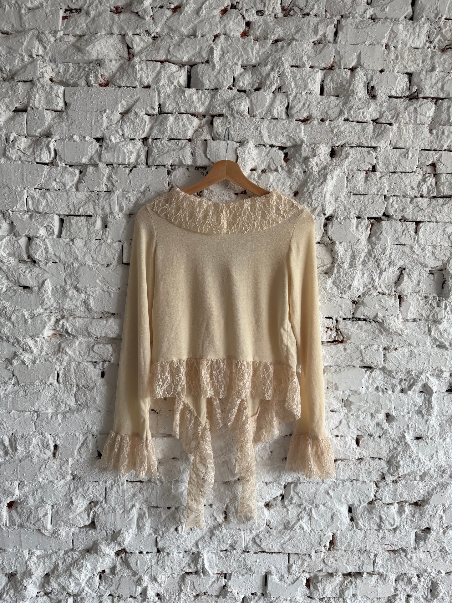 Lace-trimmed tie-up thin top