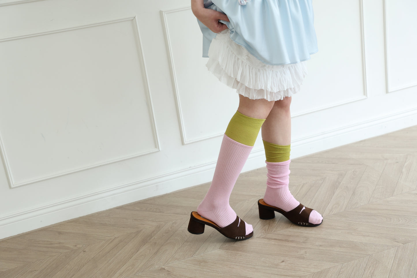 Color-blocked knee socks