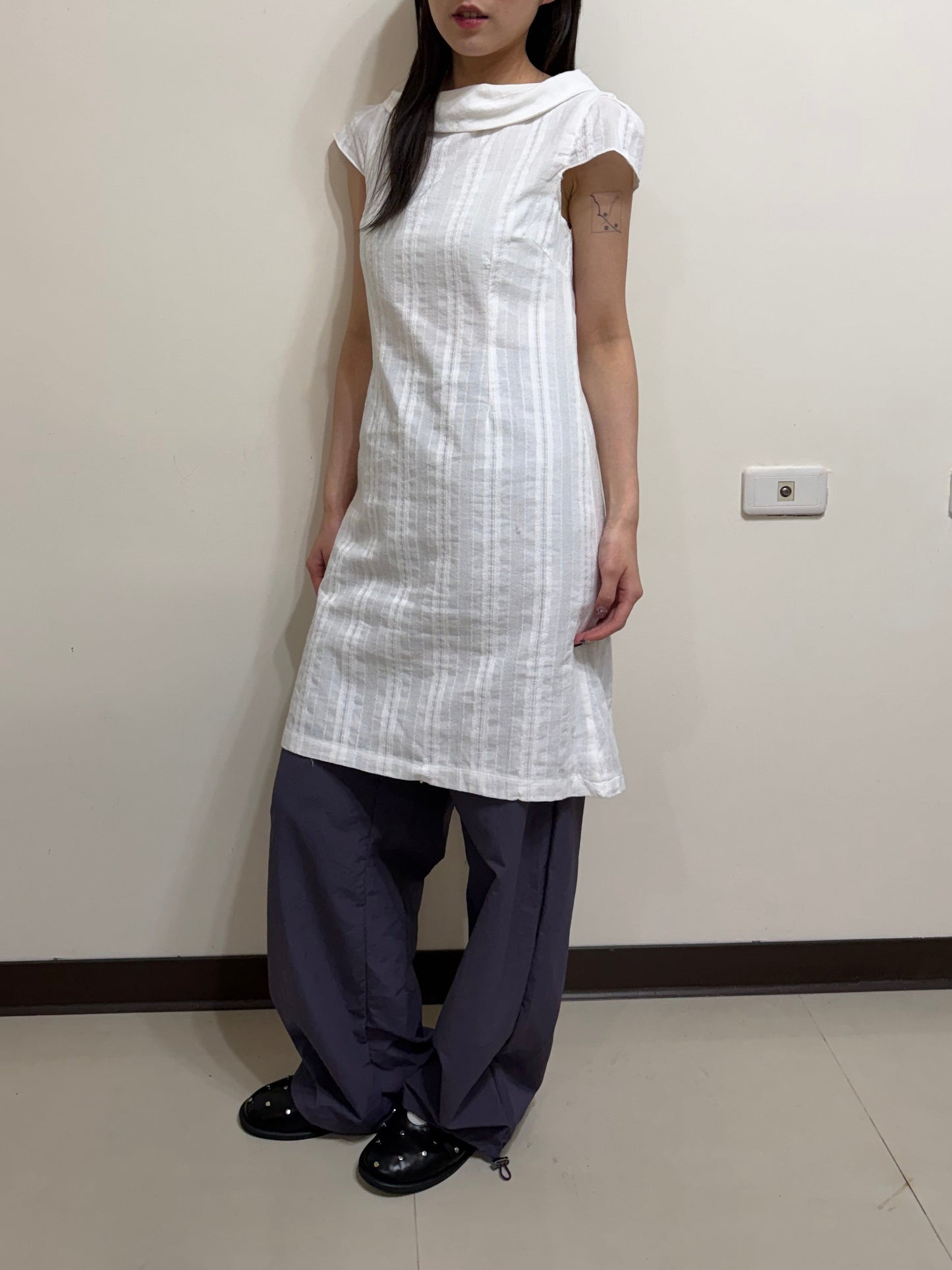 Lace-embossed collared dress