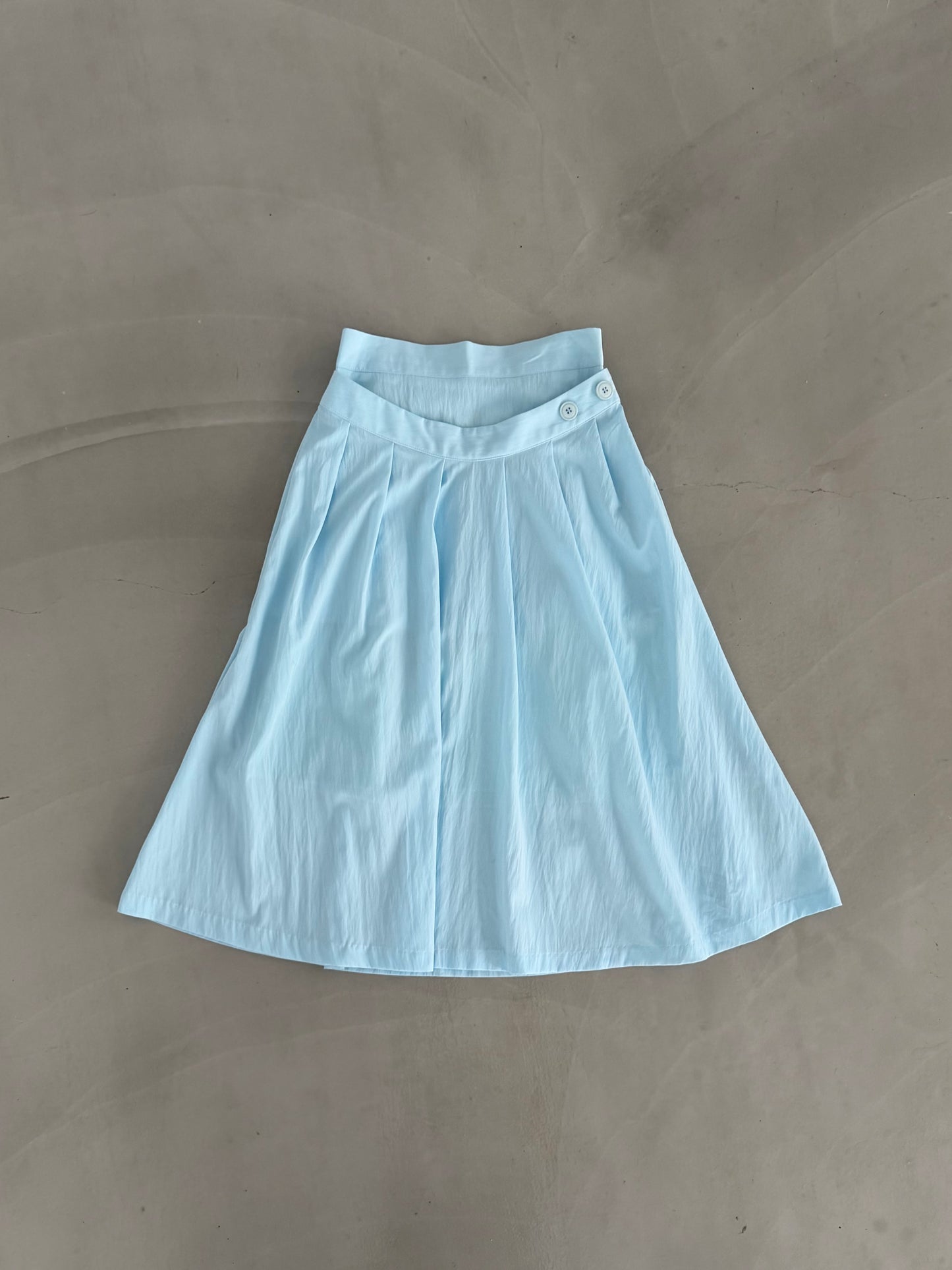 Double-layered pleated skirt with buttons
