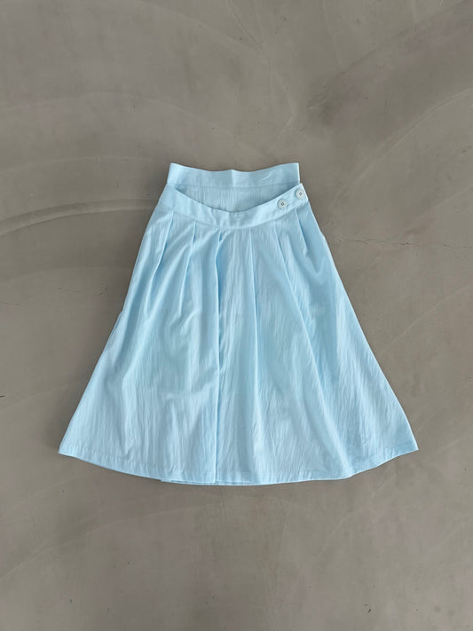 Double-layered pleated skirt with buttons