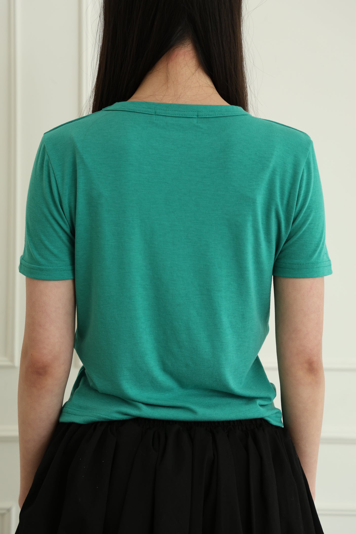 Basic skin-friendly short-sleeved top