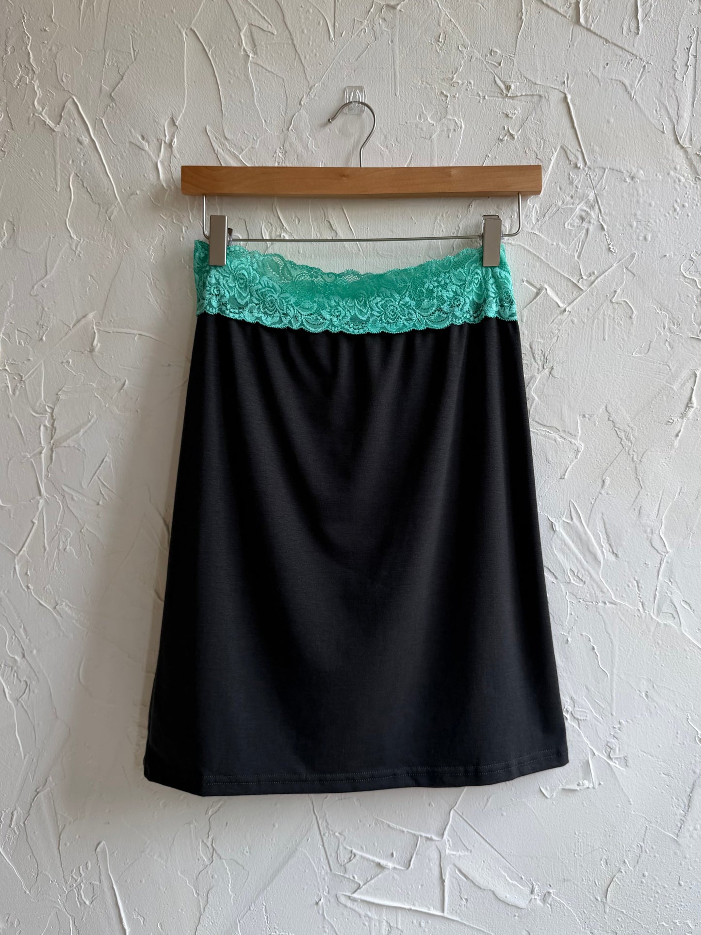 Lace color-blocked cotton skirt