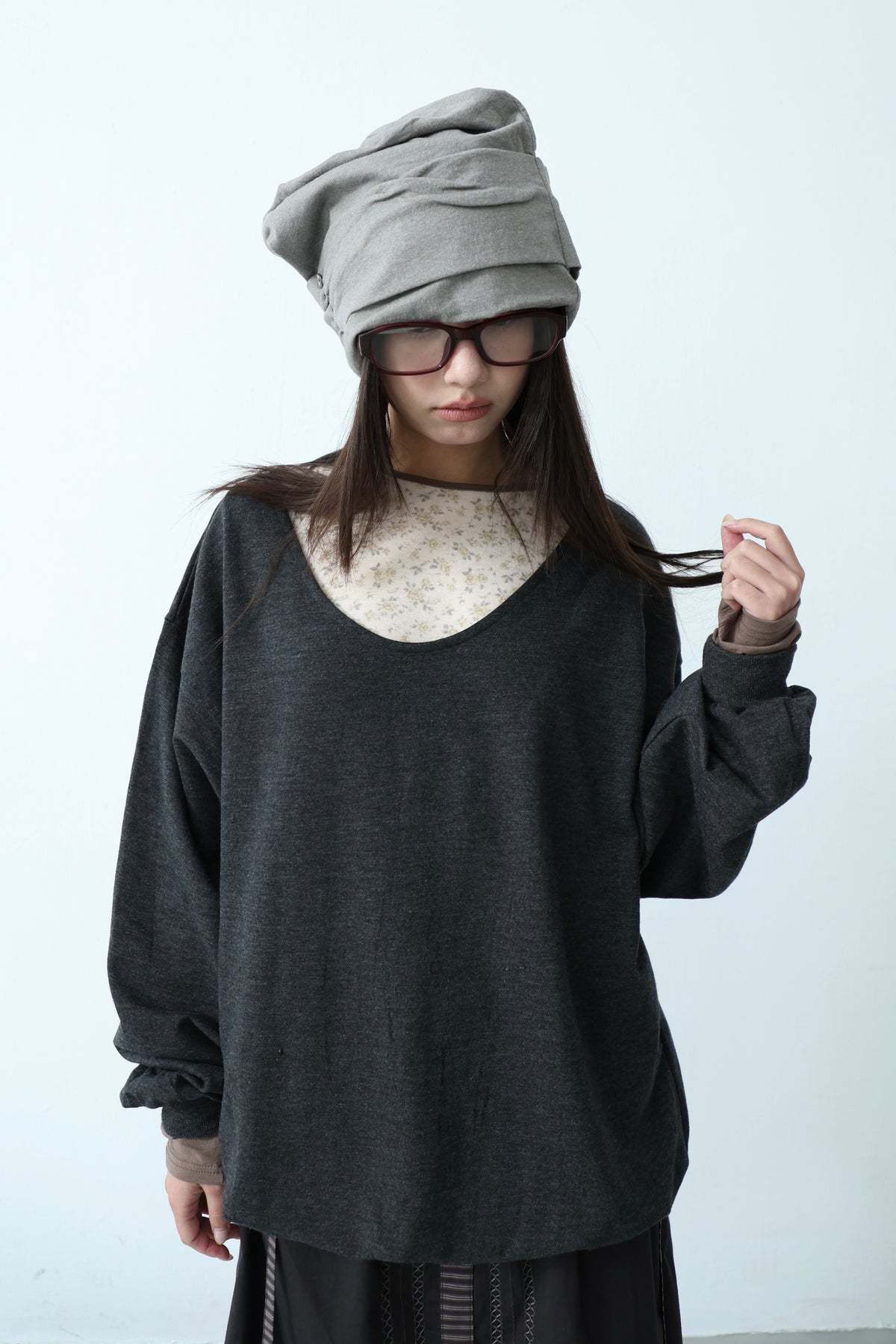 U-neck loose sweatshirt