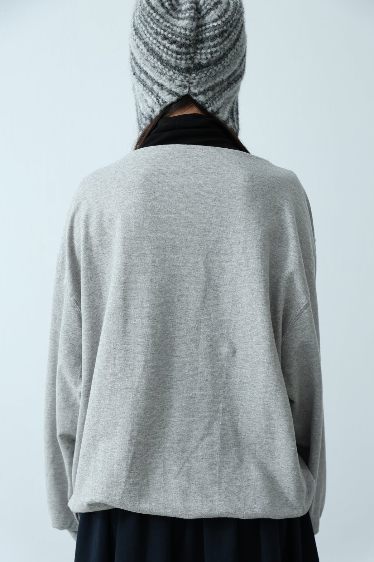 U-neck loose sweatshirt