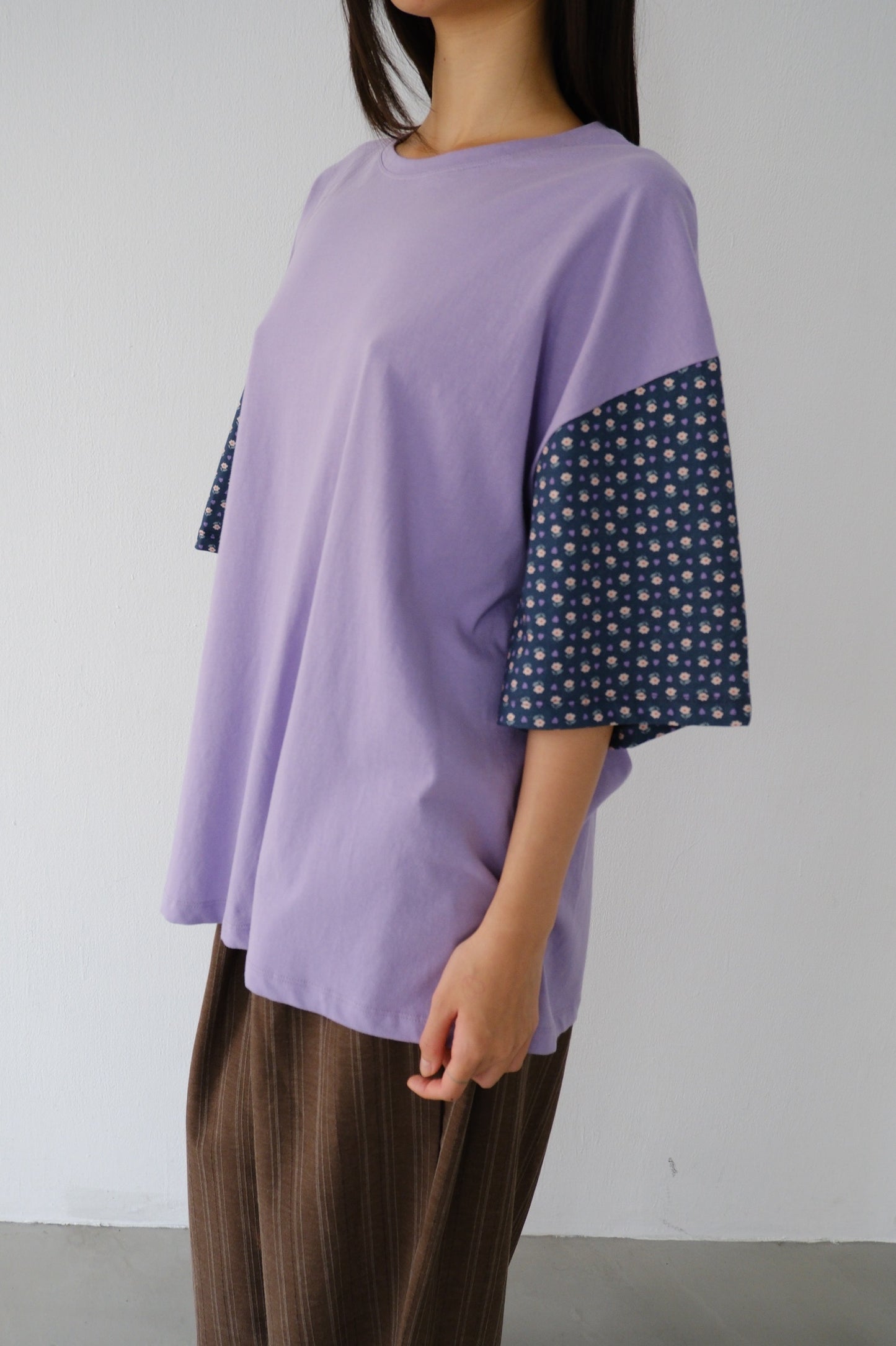 Loose-fitting floral patchwork sleeve top