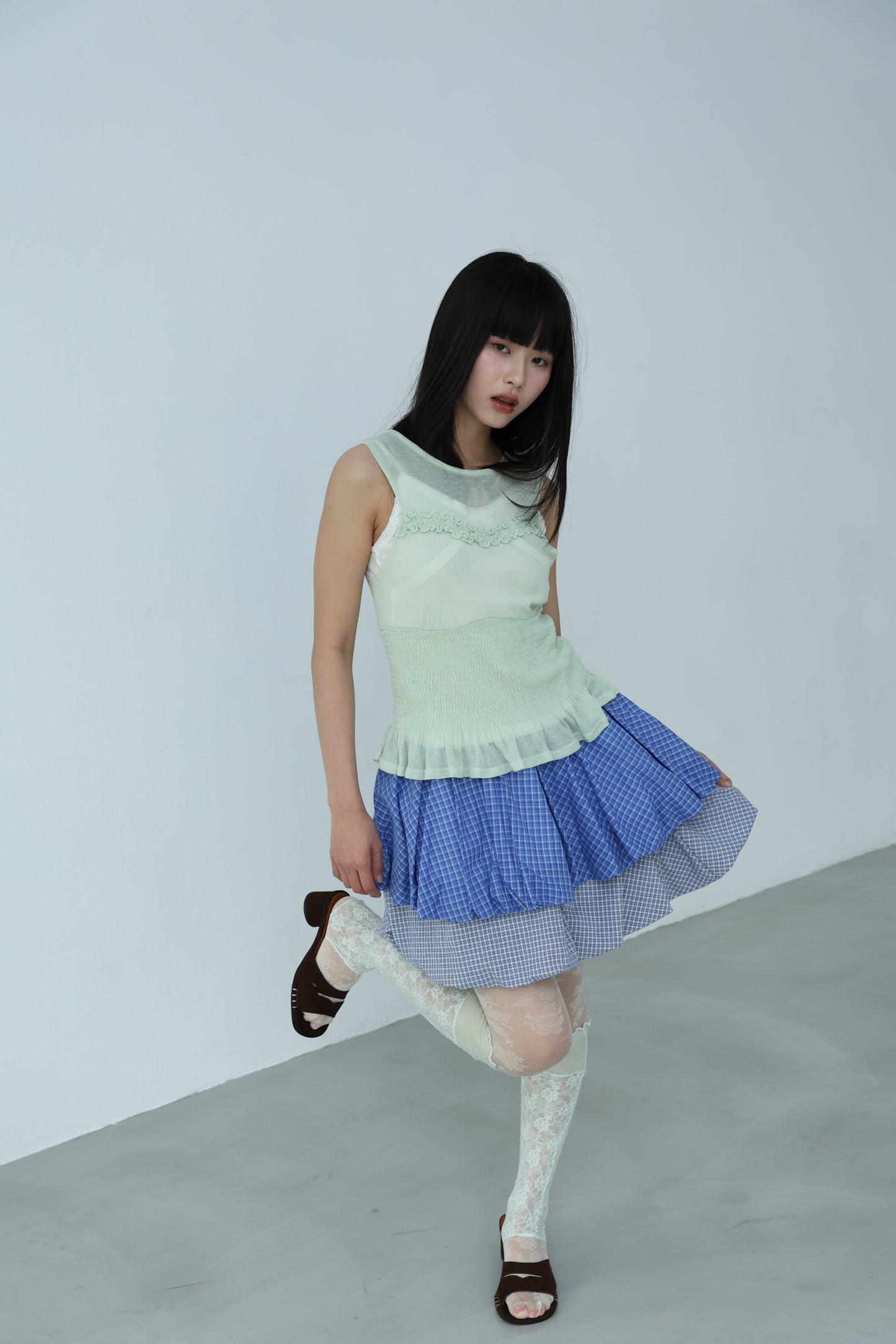 Sleeveless thin lace vest
