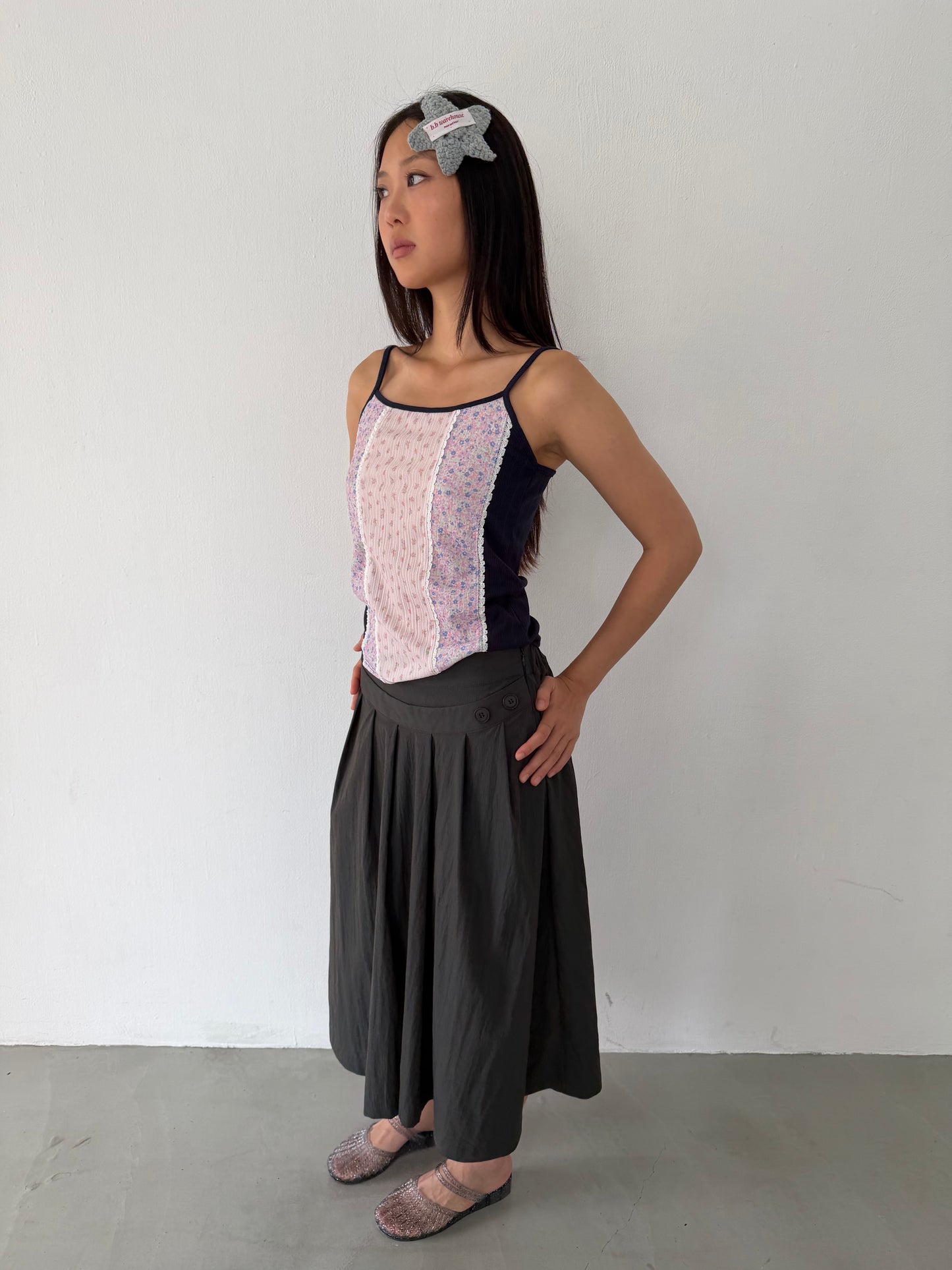 Double-layered pleated skirt with buttons
