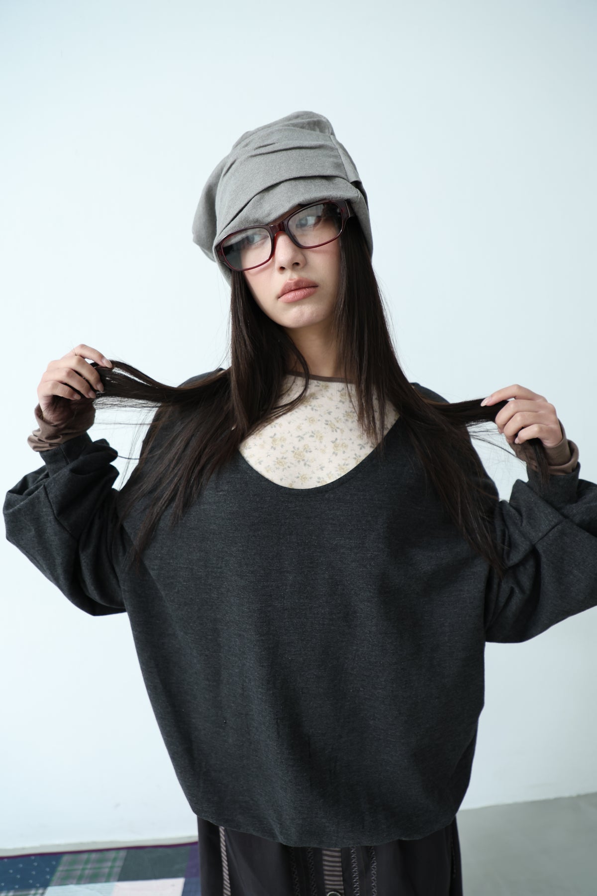 U-neck loose sweatshirt