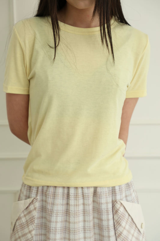 Basic skin-friendly short-sleeved top