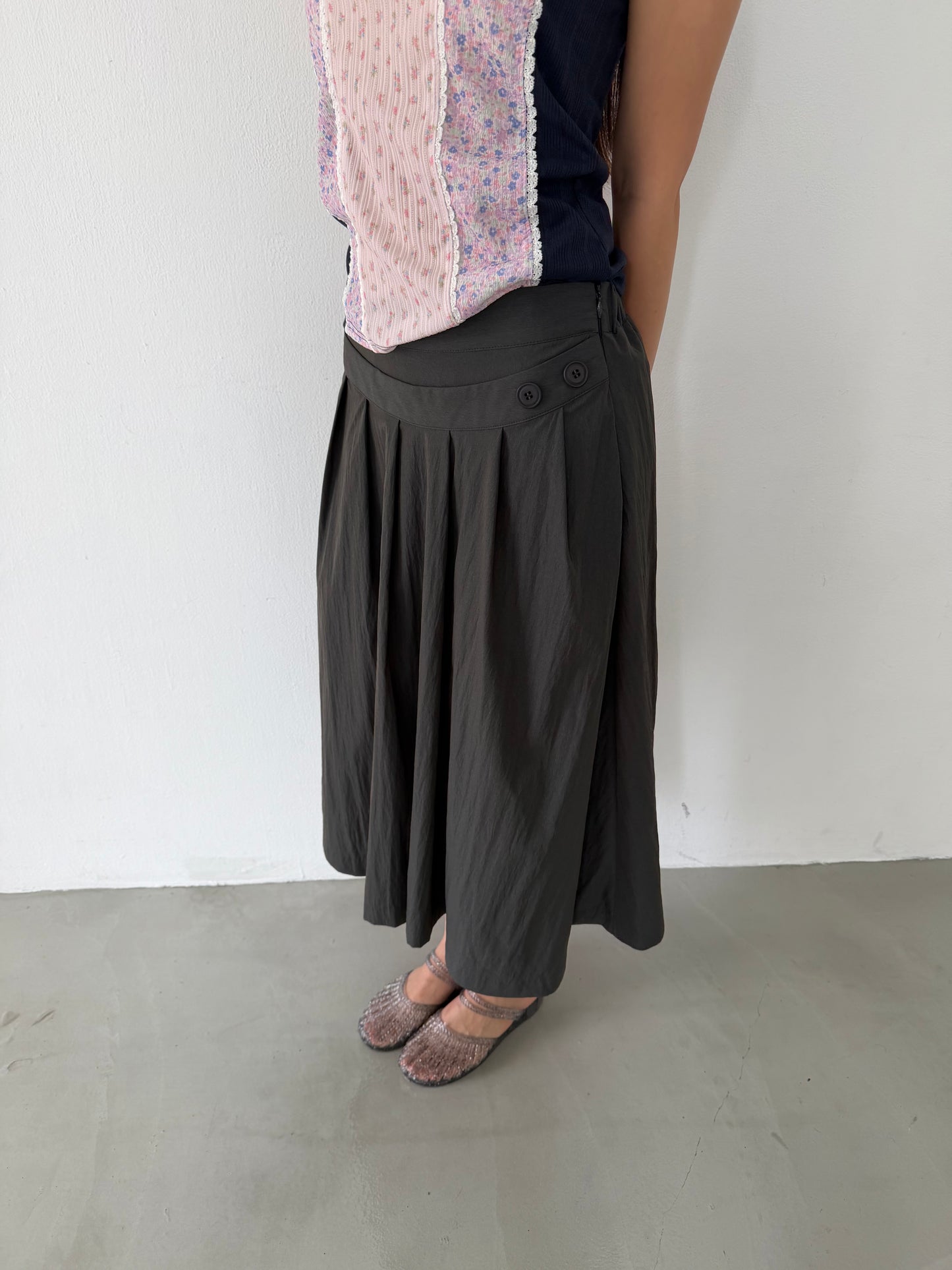Double-layered pleated skirt with buttons