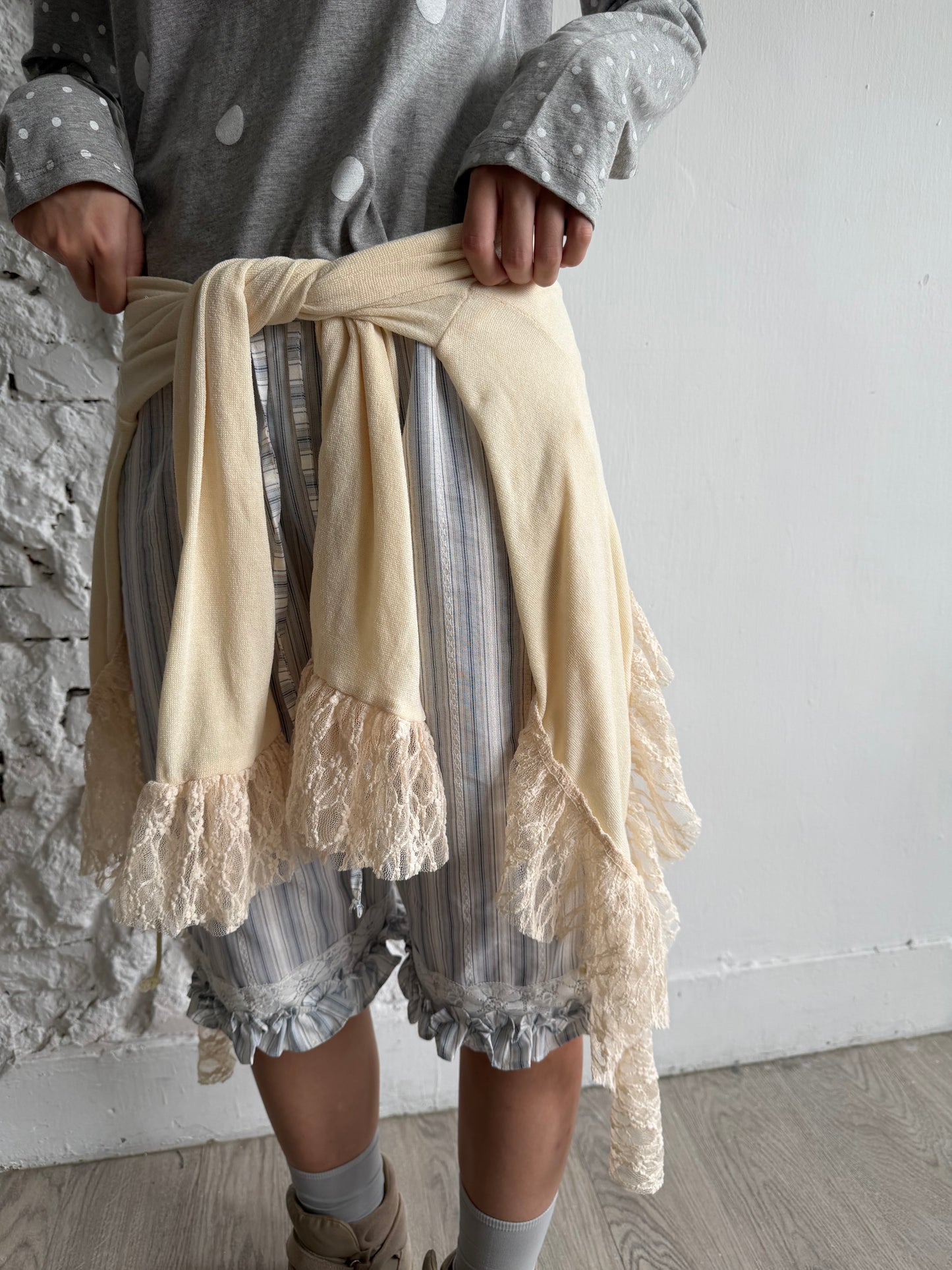 Lace-trimmed tie-up thin top