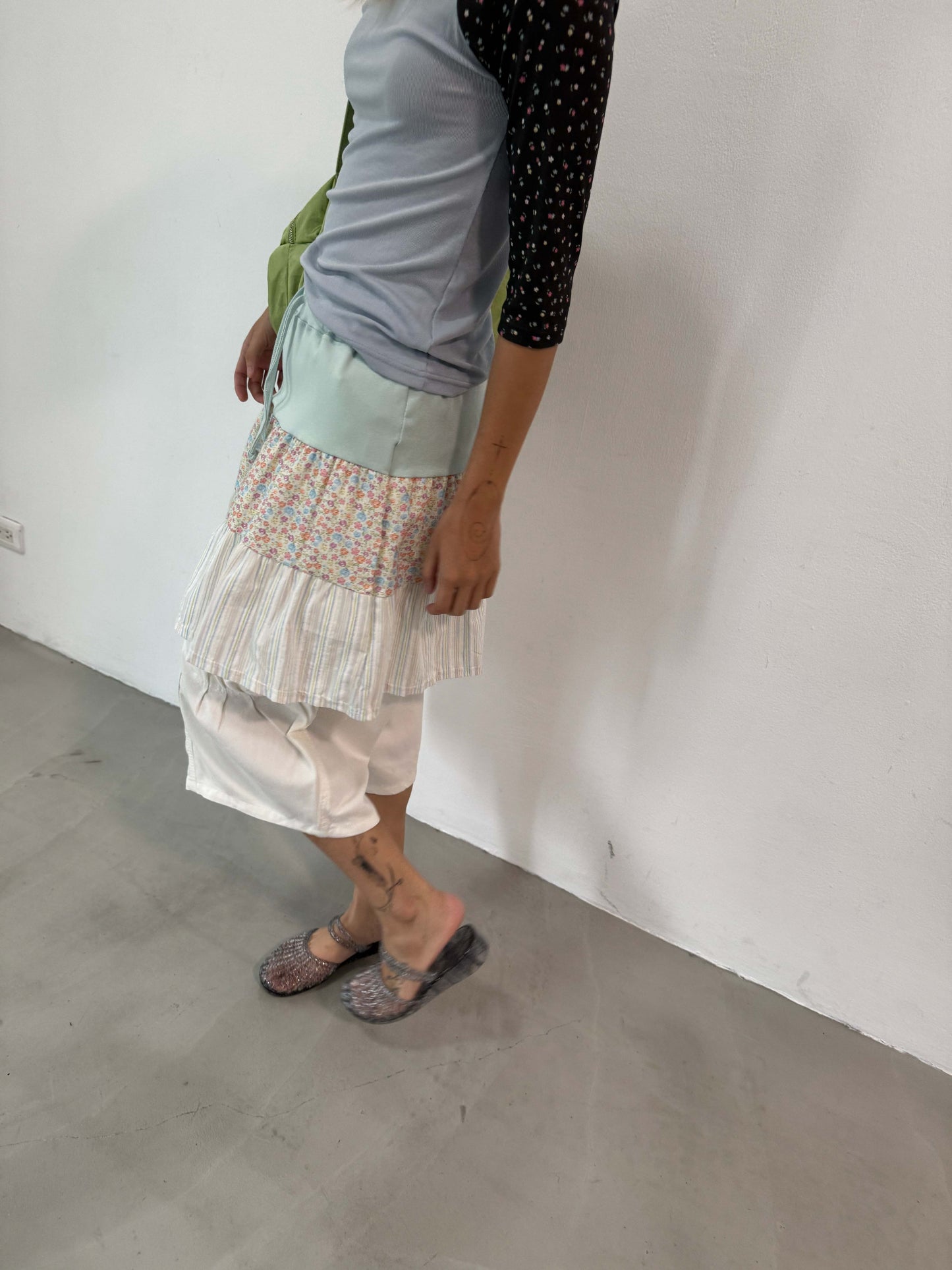 Curve Seam Capri Pants