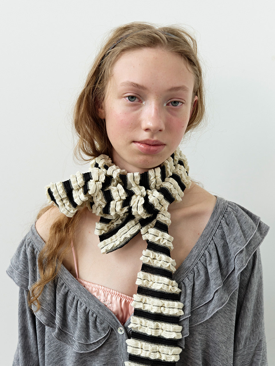 FUN FROM FUN FRILL STRIPE MUFFLER, CREAM